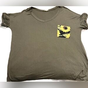 Casual Olive Green Women's Tee with Sunflower Detail size 3X. Like new!